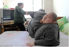 นางหม่า เสี่ยว ชิว กำลังดูแลแฝดพี่ชาย นายจาง หัง จวิ้น ที่มีน้ำหนักตัวถึง 250 กิโลกรัม