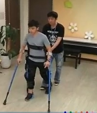 ทดลองการใช้หุ่นยนต์ช่วยผู้ป่วยอัมพาตเดินได้