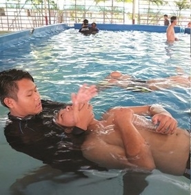 ณัฐศักดิ์ ท้าวอุดม  ครูสอนว่ายน้ำจิตอาสาวัย 29 ปี