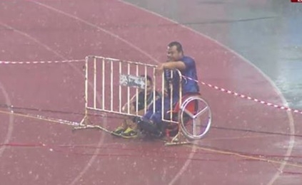 นายประสิทธิ์ ทองดี นักกีฬาคนพิการทีมชาติไทย ตากฝนเชียร์ ทัพนักเตะทีมชาติไทย