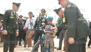 เจ้าหน้าที่ทหารข้าราชการในพระองค์ อธิบายวิธีการใช้งานเกี่ยวกับอุปกรณ์ของจักรยาน