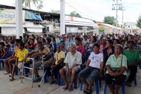 คนพิการและผู้สูงอายุเข้าร่วมรับเครื่องอุปโภคบริโภค