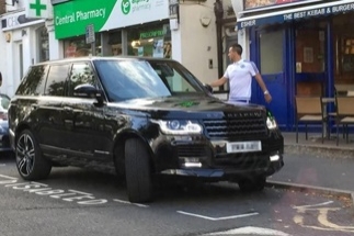 จอห์น เทอร์รี กัปตันทีมตัวเก๋าของ เชลซี แห่งศึก พรีเมียร์ลีกอังกฤษจอดรถซื้อเคบับตรงที่คนพิการ