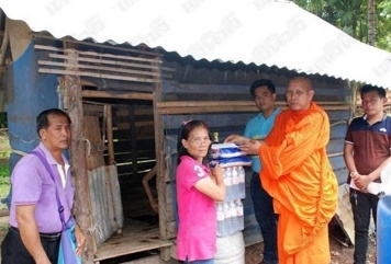 พระครูสิทธิธรรมวิภัช เจ้าอาวาสวัดราชบูรณะ จ.พิษณุโลก ได้นำข้าวสารอาหารแห้ง พร้อมเงินช่วยเหลือจากกองทุนสถานีปันน้ำใจวัดราชบูรณะ ไปมอบให้กับ นายปียพงษ์ (ขอสงวนนามสกุล) อายุ 27 ปี