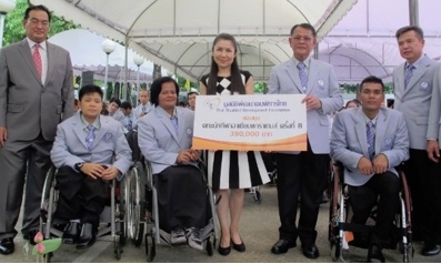 นางสาวกัญจนา ศิลปอาชา ประธานมูลนิธิพัฒนาคนพิการไทยมอบเงินอุดหนุนแก่นักกีฬาคนพิการเพื่อเป็นขวัญกำลังใจ