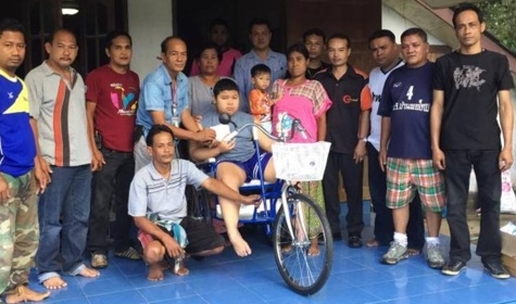 นายสานุวัฒน์ ทองจิตต์ และครอบครัวรับมอบรถโยกแบบจักรยาน 3 ล้อ ของบุตรชายพิการร่างกายแขนขาอ่อนแรง