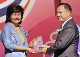 นางเบญจมาศ วิไลชนม์ ผู้อำนวยการใหญ่ฝ่ายบริหารทั่วไป บริษัท การบินไทย จำกัด (มหาชน)ได้รับโล่รางวัลสถานที่ดีเด่นที่เอื้อต่อคนพิการ ปี 2558