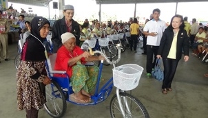 คนพิการได้รับมอบรถสามล้อในงานวันคนพิการสากล จังหวัดอ่างทอง