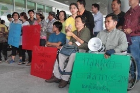 กลุ่มคนพิการพร้อมกลุ่มผู้ค้าสลาก 5 ภาค รวมตัวเรียกร้องสำนักงานสลากกินแบ่งรัฐบาล ขอโควตาซื้อสลากไม่ผ่านตู้กดเงินสด