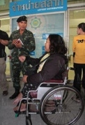 กลุ่มคนพิการพร้อมกลุ่มผู้ค้าสลาก 5 ภาค รวมตัวเรียกร้องสำนักงานสลากกินแบ่งรัฐบาล ขอโควตาซื้อสลากไม่ผ่านตู้กดเงินสด
