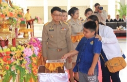 นายสุชัย บุตรสาระ รองผู้ว่าราชการจังหวัดอุดรธานี เป็นประธานมอบทุนการศึกษาแก่เด็กออทิสติก และเด็กพิการในมูลนิธิคุณพุ่มประจำปีการศึกษา 2559 ของศูนย์การศึกษาพิเศษประจำจังหวัดอุดรธานี