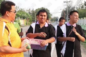 กลุ่มเด็กนักเรียนตาบอดออกขายผักปลอดสารพิษ