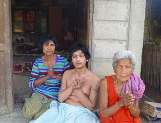 ครอบครัวนางสมควร กัญชร อายุ 52 ปี กับลูกชายพิการและแม่เฒ่า