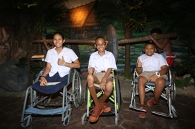 เด็กนักเรียนคนพิการเข้าชมและสัมผัสนิทรรศการ"ทุกสัมผัสแห่งวิถีของเงินตรา"
