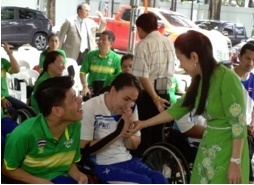 นางสาวกัญจนา ศิลปอาชา เข้าพูดคุยกับนักกีฬาคนพิการอย่างใกล้ชิด