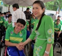 นางสาวกัญจนา ศิลปอาชา เข้าพูดคุยกับนักกีฬาคนพิการอย่างใกล้ชิด