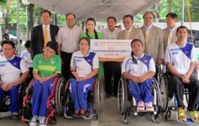 มูลนิธิพัฒนาคนพิการไทยและมูลนิธิบรรหาร-แจ่มใส มอบเงินให้นักกีฬาอาเซียนพาราเกมส์ครั้งที่ 8