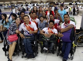 จุตินันท์ ภิรมย์ภักดี ประธานคณะกรรมการพาราลิมปิกแห่งประเทศไทย มาร่วมส่งและให้กำลังใจนักกีฬาคนพิการทีมชาติไทย