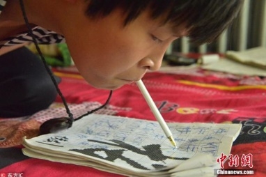 เริ่น เจียงหมิน วัย 23 ปี ใช้ปากเขียนหนังสือ
