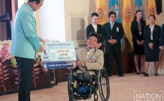 พล.อ.ประยุทธ์ จันทร์โอชา นายกรัฐมนตรี มอบเงินรางวัลให้คณะนักกีฬาคนพิการ