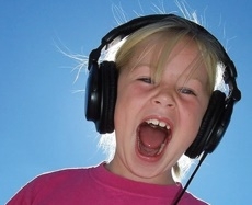เด็กเล็กใส่หูฟังแบบครอบหู
