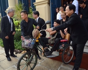 คนพิการนั่งรถเข็นร่วมลงนามถวายอาลัยพระบาทสมเด็จพระปรมินทรมหาภูมิพลอดุลยเดช
