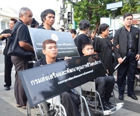 คนพิการนั่งรถเข็นร่วมลงนามถวายอาลัยพระบาทสมเด็จพระปรมินทรมหาภูมิพลอดุลยเดช