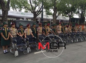 รถเข็นสำหรับคนพิการและคนชรา โดยมีน้องๆแต่งชุดลูกเสือ-เนตรนารีมาคอยให้บริการ