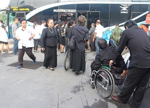 คนพิการที่นั่งรถวีลแชร์เข้าไปสักการะพระบรมศพ พระบาทสมเด็จพระปรมินทรมหาภูมิพลอดุลยเดช