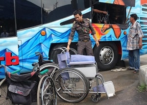 เจ้าหน้าที่รัฐ จ.ปทุมธานี จัดรถบัสติดแอร์ให้คนพิการนั่งวีลแชร์ไปสนามหลวง สักการะพระบรมศพพระบาทสมเด็จพระปรมินทรมหาภูมิพลอดุลยเดช