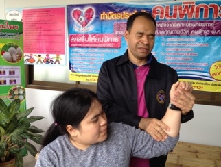 สีเขวน เหมนุ้ย วัย47 ปี  พิการตาบอด ทำงานเป็นหมอนวดแผนไทย รพ.สมเด็จฯนาทวี