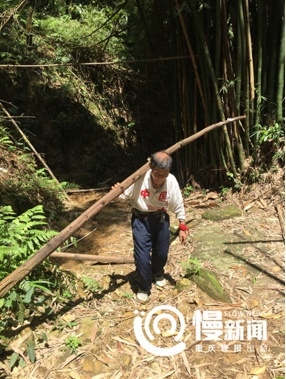 จาง จีเหวิน วัย 76 ปี คนพิการหูหนวกทุ่มแรงกายแรงเงิน 5 ปี สร้างทางเดินให้ชาวบ้านบนเขา