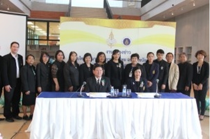 นายสุวิทย์ เมษินทรีย์ รัฐมนตรีประจำสำนักนายกรัฐมนตรี ซึ่งกำกับดูแลงานสำนักราชบัณฑิตยสภา เป็นประธานพิธีเปิดงาน เว็บไซต์พจนานุกรมภาษามือไทย ฉบับราชบัณฑิตยสภา