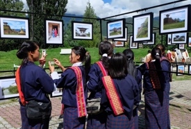 นักเรียนพิการหูหนวก ชาวภูฏาน ส่งภาษามือกันถึงงานภาพถ่าย