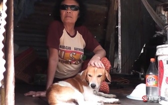 พบยายวัย 71 ปี ตาบอด ใช้ชีวิตอยู่กับสุนัขคู่ใจเพียงลำพัง