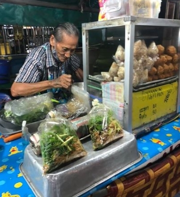 โซเชียลสุดสงสาร คุณตาสู้ชีวิต ยืนขายยำแหนม ลูกสาวก็พิการต้องล็อคประตูไว้ก่อนออกมาทุกวัน