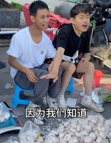 โลกชื่นชม ธุรกิจเล็กๆ ที่ 3 หนุ่มสมองพิการ เริ่มต้นสร้างรายได้ร่วมกัน แม้ขาไม่ไหว แต่ใจยังสู้!