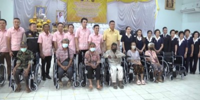 ผู้ว่าราชการจังหวัดชลบุรี พร้อม นายกเหล่ากาชาดลงพื้นที่มอบถุงยังชีพแก่ผู้ด้อยโอกาส ผู้ยากไร้ ผู้สูงอายุและผู้พิการ