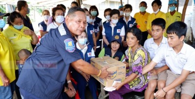 กาชาด มอบเงิน-ถุงยังชีพ ช่วยเหลือครอบครัว พี่น้องฝาแฝด เลี้ยงแม่พิการ