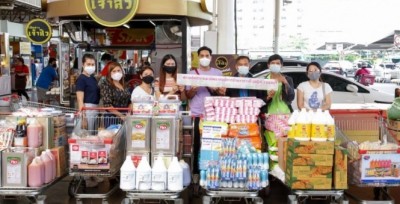 แม่หนู-สรวงสุดา ควงแขนลูกชาย ช่วยเหลือเด็กกำพร้า5 มูลนิธิ ช่วงระบาดโควิด19