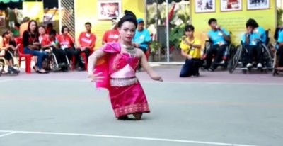 น้องอุ้ม อายุ 17 ปี  นักศึกษา(โรงเรียนอาชีวะพระมหาไถ่)  ร่วมกิจกรรมโรงเรียนแสดงการรำอย่างสวยงาม
