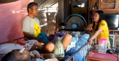 แค่ไข้สูง กลายเป็นคน พิการ พ่อใจสู้ดูแลมาถึง 10 ปี ทนกินกากอาหารเหลือจากลูก ไร้เงิน-เมียทิ้ง
