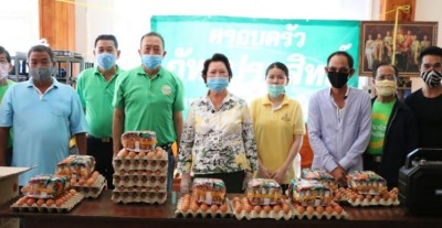 ครอบครัวภัทรประสิทธิ์ซื้อไข่แจกคนพิจน-พิการ