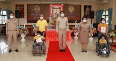 มูลนิธิคุณพุ่ม มอบทุนการศึกษาแก่เด็กพิการ ที่อำนาจเจริญ