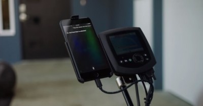 iPhone เข้ากับระบบสมาร์ทโฮมผ่านแอพ Home ทำให้การใช้ชีวิตประจำวันสะดวกสบายขึ้น ไม่ว่าจะเปิดประตู ปรับแสงไฟ รูดผ้าม่าน ก็ทำได้ง่ายๆ เพียงแค่เอ่ยปาก