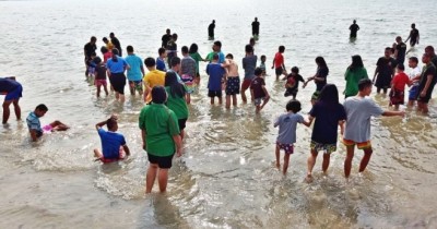 ทัพเรืออาสาพาเด็กพิการซ้ำซ้อนเที่ยวหาดเตยงาม