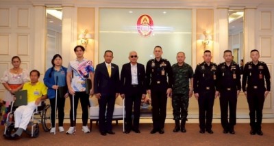 ประธานสมาพันธ์คนพิการผู้ค้าสลาก มอบเงินช่วยกองทัพ ป้องกันชายแดนไทย – กัมพูชา