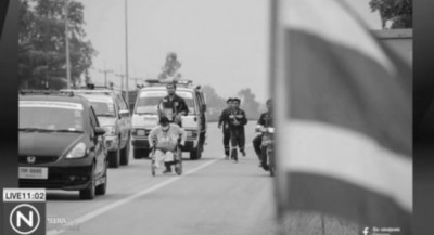 ผู้พิการขาขาดทั้งสองข้างจากวัดปะตง จังหวัดจันทบุรี ปั่นรถวีลแชร์กว่า 300 กม.ไปกราบพระบรมศพ ที่ท้องสนามหลวง