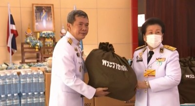 ในหลวงฯ พระราชทานเลี้ยงอาหารกลางวัน แก่ผู้พิการสถานคุ้มครองและพัฒนาคนพิการพระประแดง