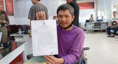 จบสวย! ซื้อล็อตเตอรี่ 15 ใบ จากชายพิการนั่งวีลแชร์ แต่ยอมจ่ายยันเข้าใจผิด จึงถอนแจ้งความ